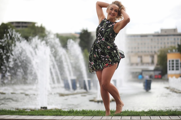 Belle fille dans le parc lors d'une promenade d'une journée ensoleillée d'été