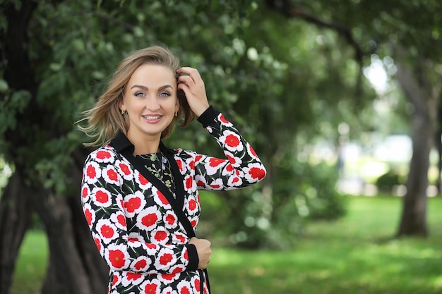 Belle fille dans le parc lors d'une promenade d'une journée ensoleillée d'été