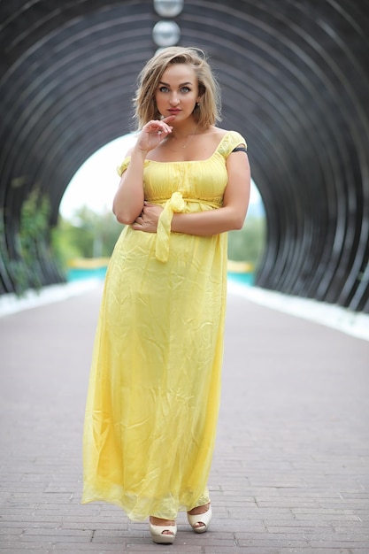 Belle fille dans le parc lors d'une promenade d'une journée ensoleillée d'été