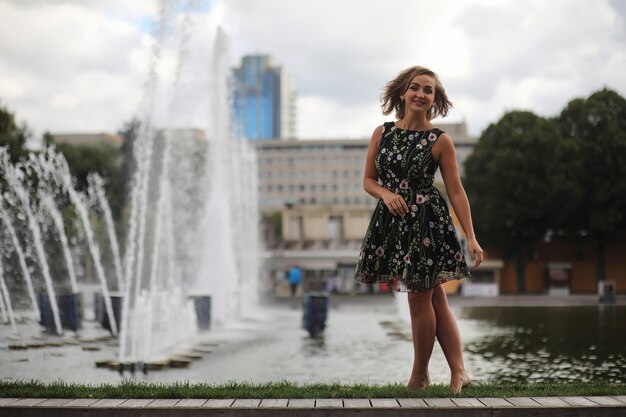 Belle fille dans le parc lors d'une promenade d'une journée ensoleillée d'été