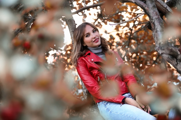 Belle fille dans le parc pour une promenade l'après-midi