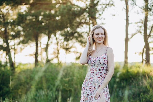 Belle fille dans le parc pour une promenade l'après-midi