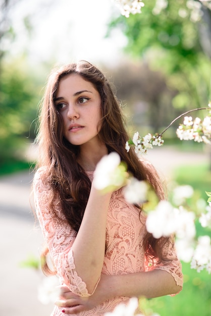 Belle fille dans une robe rose.