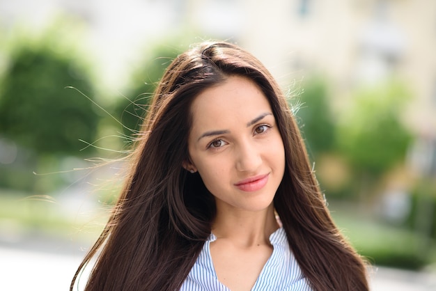 Belle fille dans la rue en souriant.