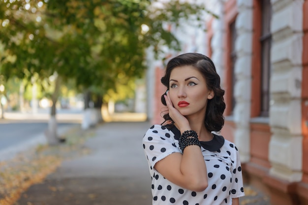 La belle fille dans un style rétro