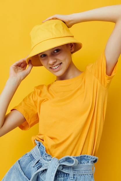 Belle fille dans un t-shirt jaune et chapeau émotions style d'été fond isolé