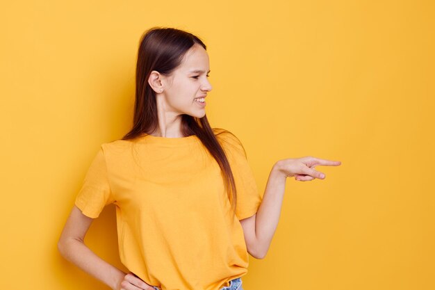 Belle fille dans un t-shirt jaune émotions style d'été fond isolé