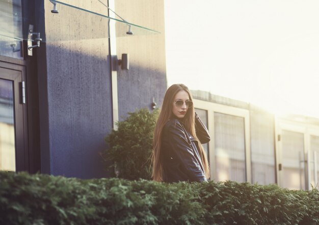 Une belle fille dans une veste en cuir