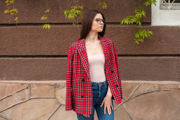 Belle fille dans une veste rouge