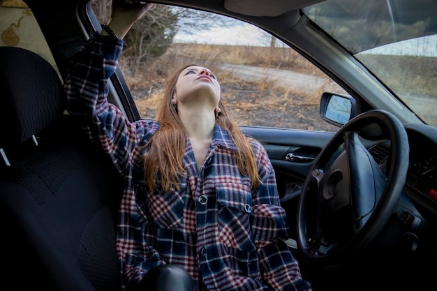 Belle fille dans la voiture