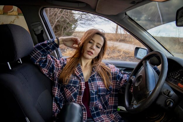 Belle fille dans la voiture