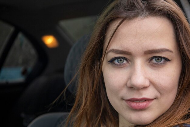 Belle fille dans la voiture