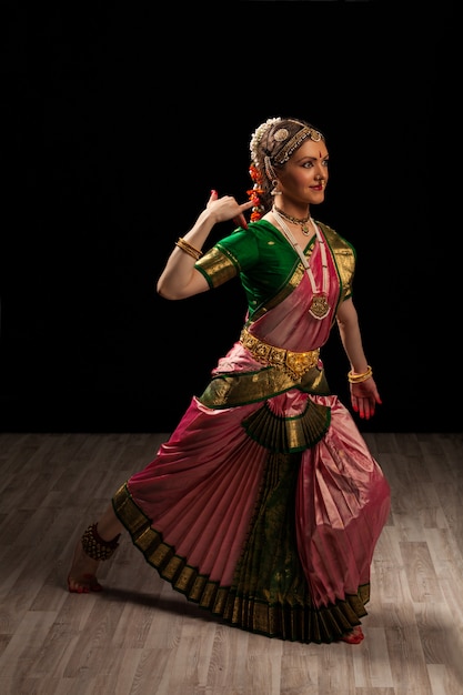 Belle fille danseuse de danse classique indienne Bharatanatyam