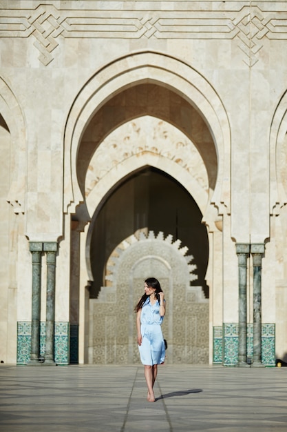 Belle fille debout près de la mosquée Hassan II