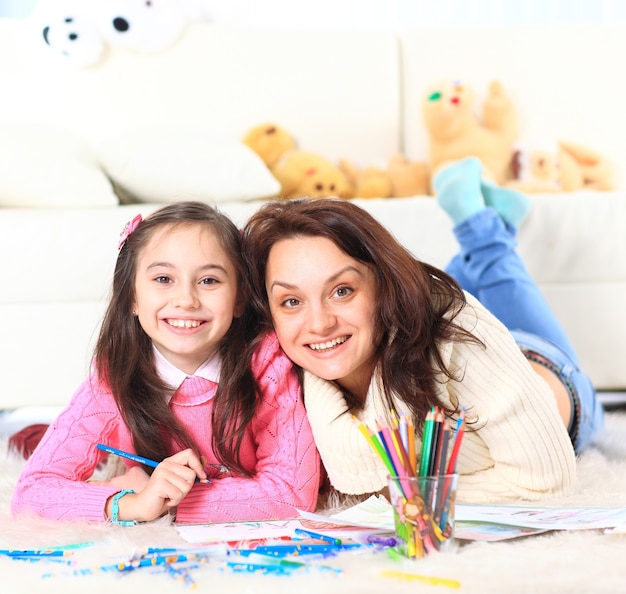 La belle fille dessine avec sa mère