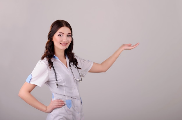 La belle fille le docteur en milieu de travail