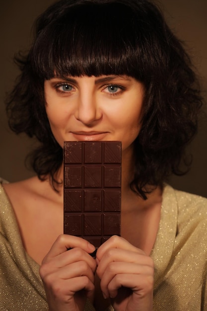 Belle fille avec du chocolat sur fond beige