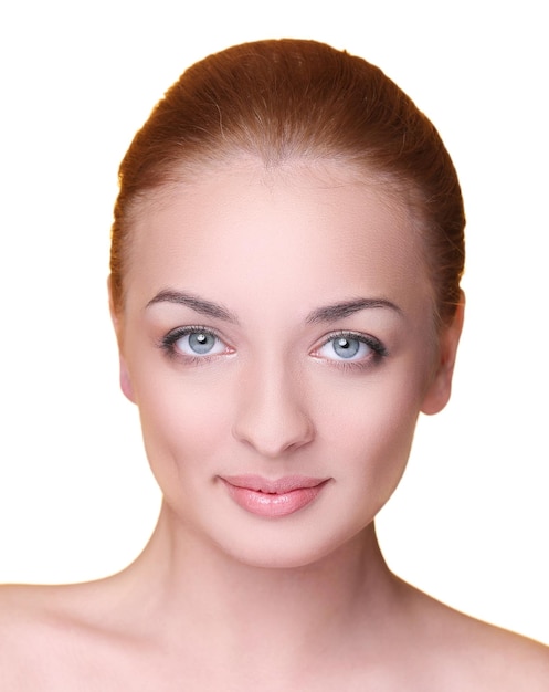 Une belle fille avec du maquillage nu.