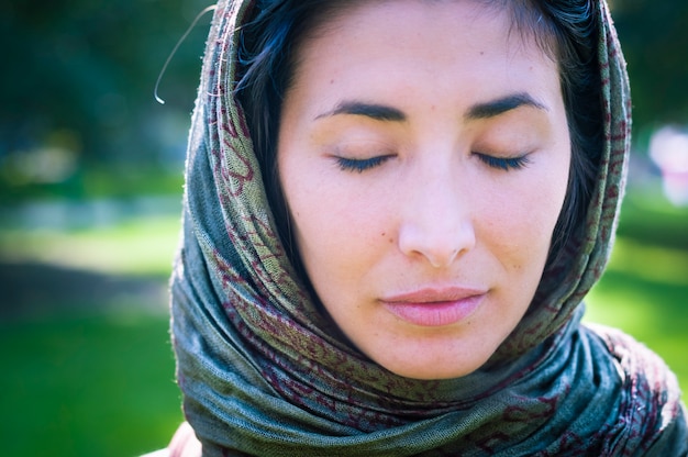 belle fille avec écharpe safi sur la pelouse