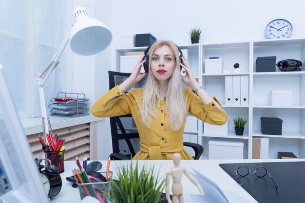 Belle fille écoutant de la musique sur le lieu de travail