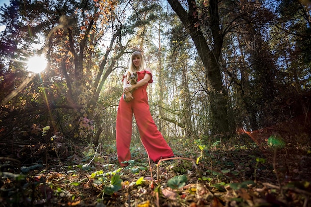 Belle fille elfe en robe rouge dans le conte de fées fantastique forêt forêt d'automne