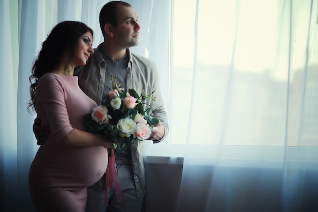 Belle fille enceinte avec un gros ventre. Jeune couple enceinte marié. Mari avec une femme enceinte. Un couple attend la naissance d'un bébé.