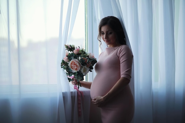 Belle fille enceinte avec un gros ventre Jeune couple marié enceinte Mari avec une femme enceinte Un couple attendant la naissance d'un bébé