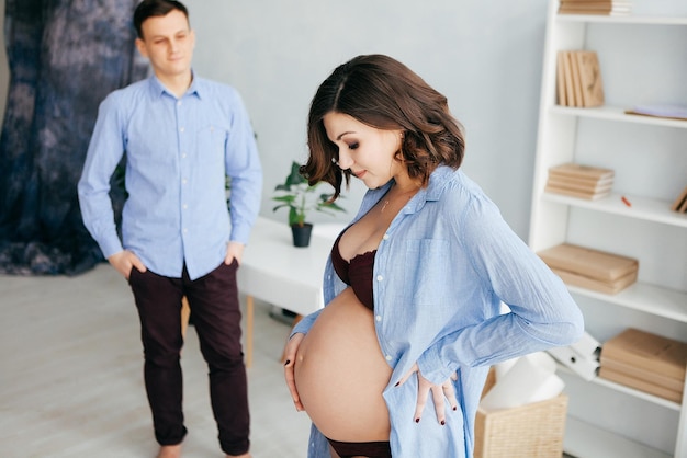 Belle fille enceinte posant avec son mari