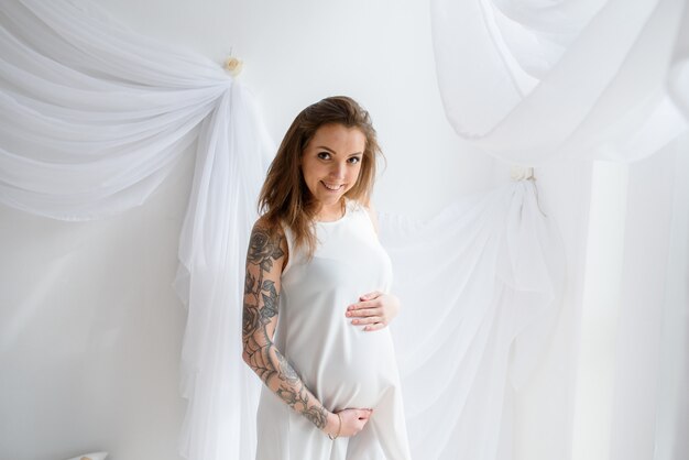 Belle fille enceinte avec tatouage