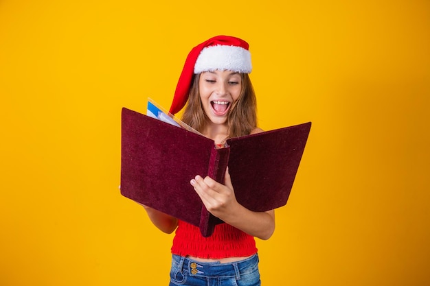 Belle fille enfant caucasienne avec un livre velouté rouge lisant des histoires de Noël.