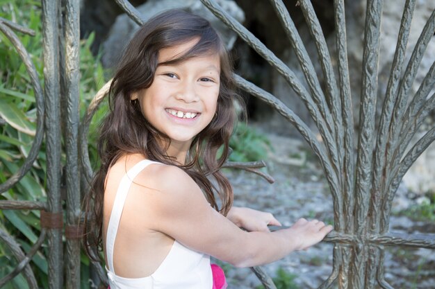 Belle fille enfant souriant