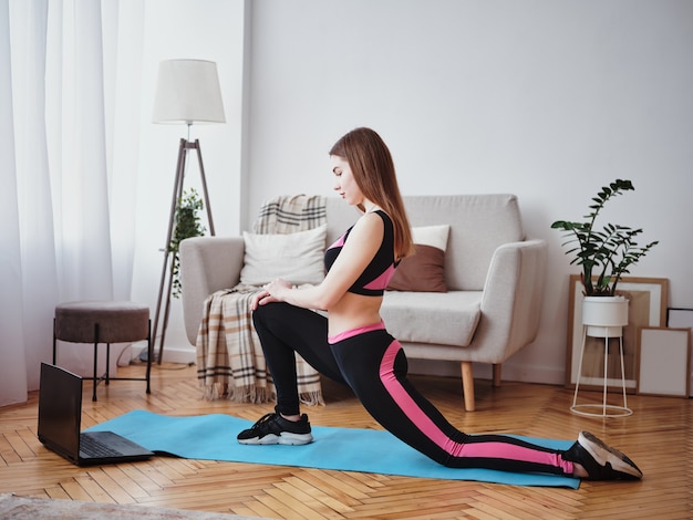 Belle fille engagée dans la maison de remise en forme