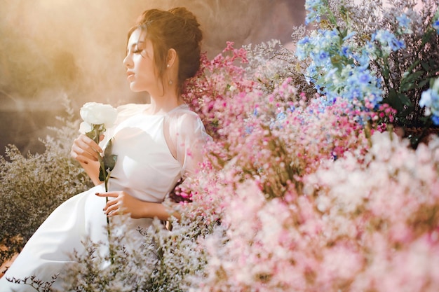 Photo une belle fille entourée de fleurs