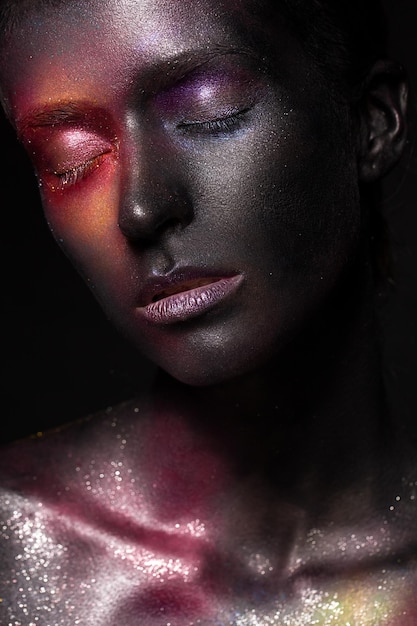 Belle fille avec un espace d'art maquillage sur son visage et son corps Glitter Face Photo prise en studio