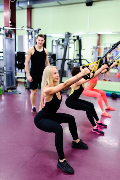 Une belle fille est engagée dans une salle de sport.