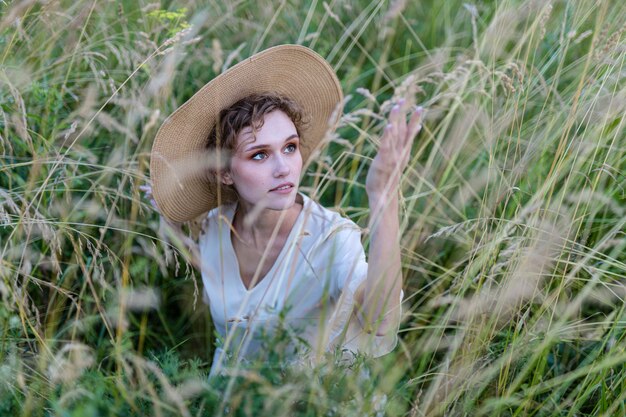 Belle fille d'été sur un champ de blé