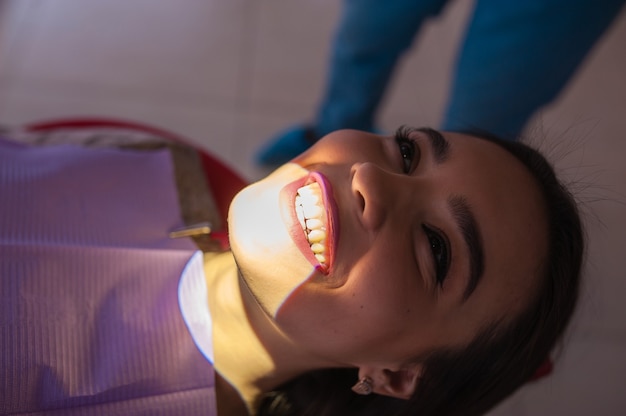 Belle fille à l'examen en dentisterie.