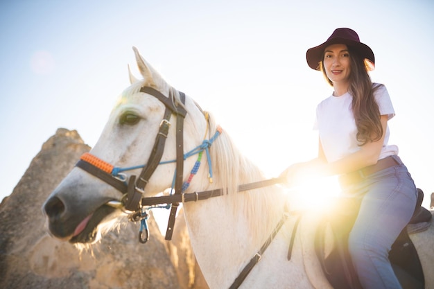 Belle fille à l'extérieur dans les montagnes avec son fidèle cheval