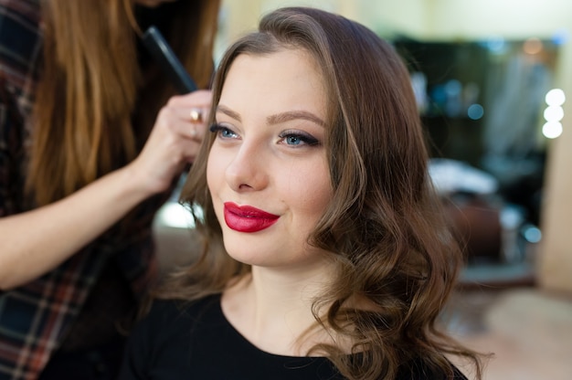 Belle fille faire une coiffure