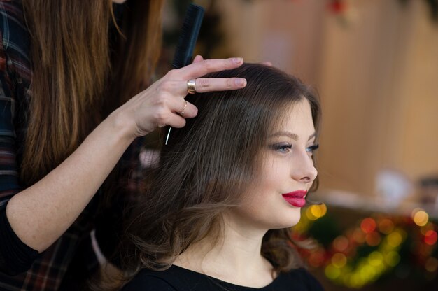 Belle fille faire coiffure