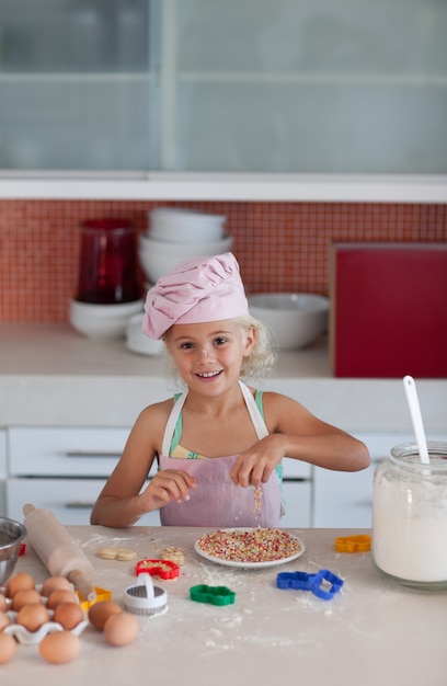 Belle fille faisant cuire dans une cuisine