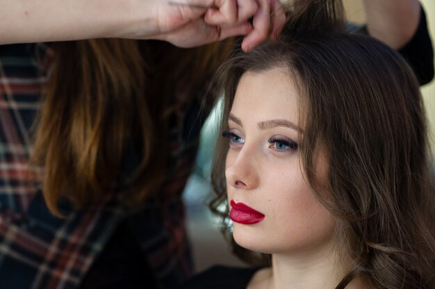 Belle fille fait une coiffure