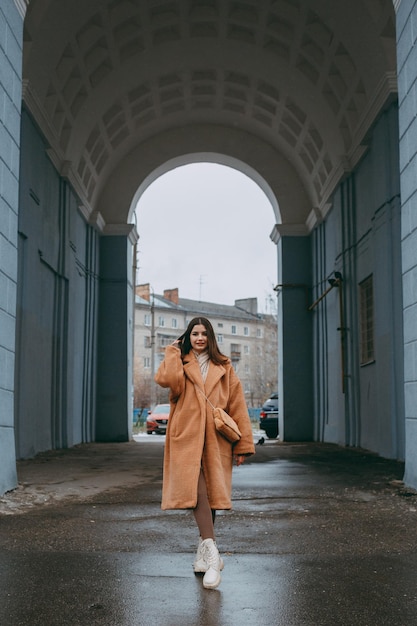 Belle fille femme en manteau de fourrure portrait positif