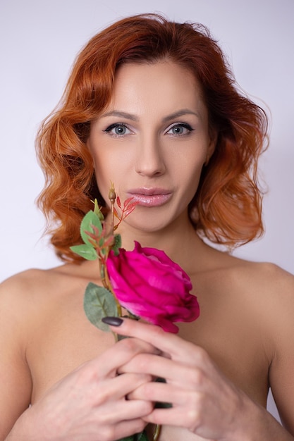 Photo une belle fille avec une fleur de rose