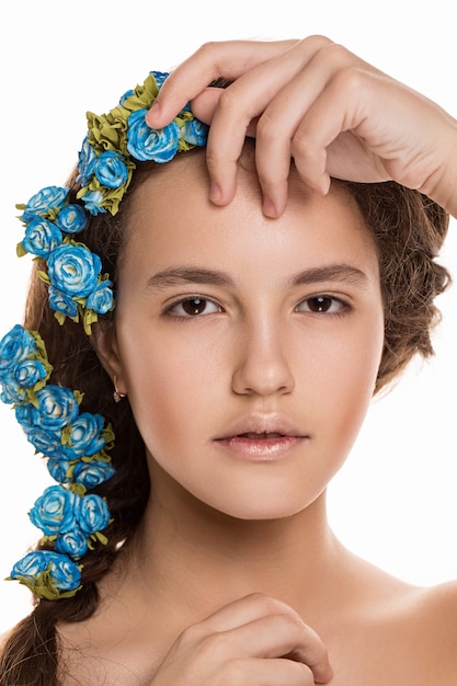 Belle fille avec des fleurs dans les cheveux