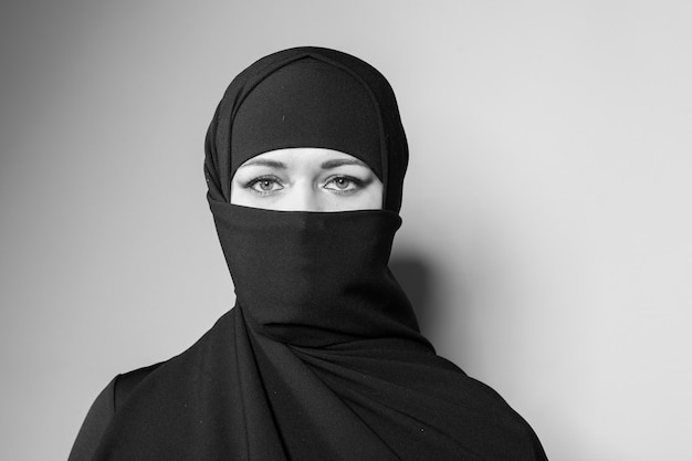 Belle fille avec un foulard et un voile noir.