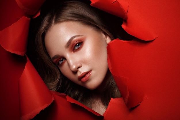 Belle fille fraîche avec une peau parfaite maquillage rouge vif Beauté visage Photo prise en studio