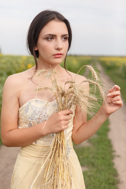 Belle fille gardant la récolte de blé dans ses mains