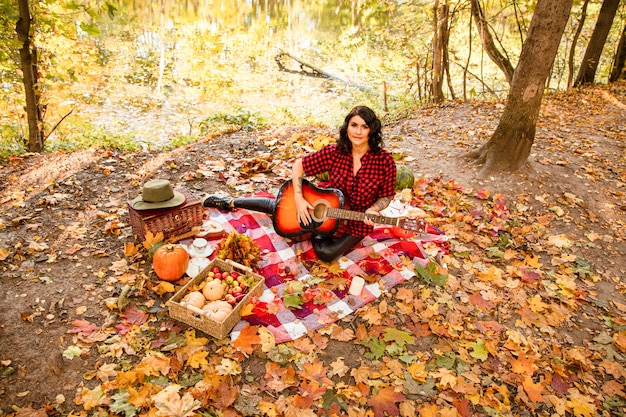 Belle fille avec une guitare sur un fond