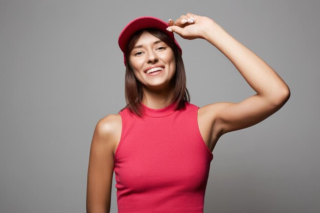 Une belle fille heureuse avec un chapeau Une jeune femme souriante